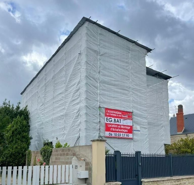 Un échafaudage avec un filet vert