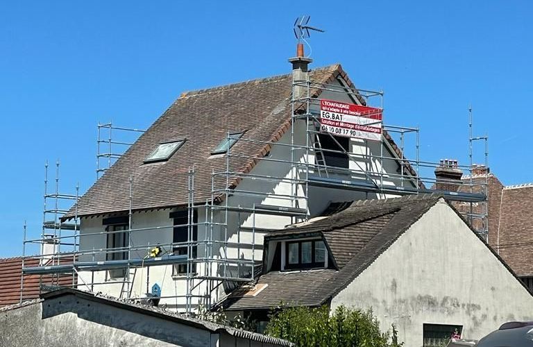 Une maison en hauteur avec une façade blanche