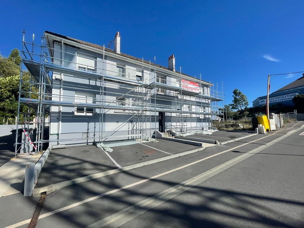 Un bâtiment avec des places de parking devant