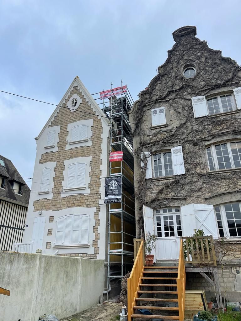 Deux maisons avec un escalier jaune