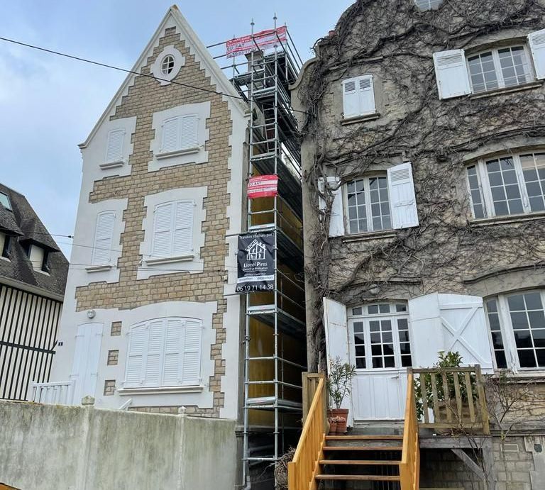 Installation d'un échafaudage pour un ravalement de façade