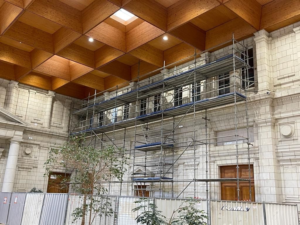 Des échafaudes installés dans une cour