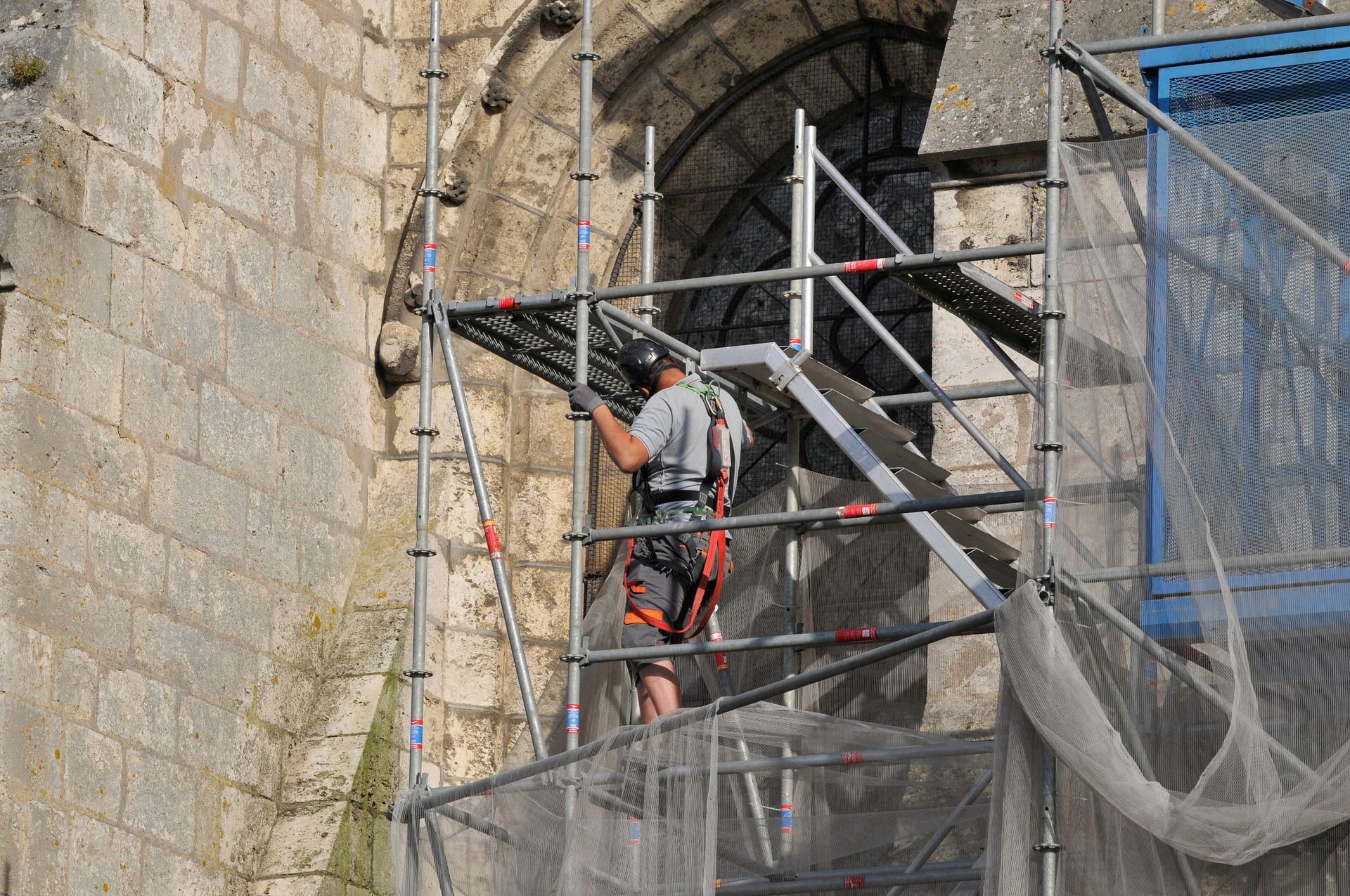 Un ouvrier devant un monument historique
