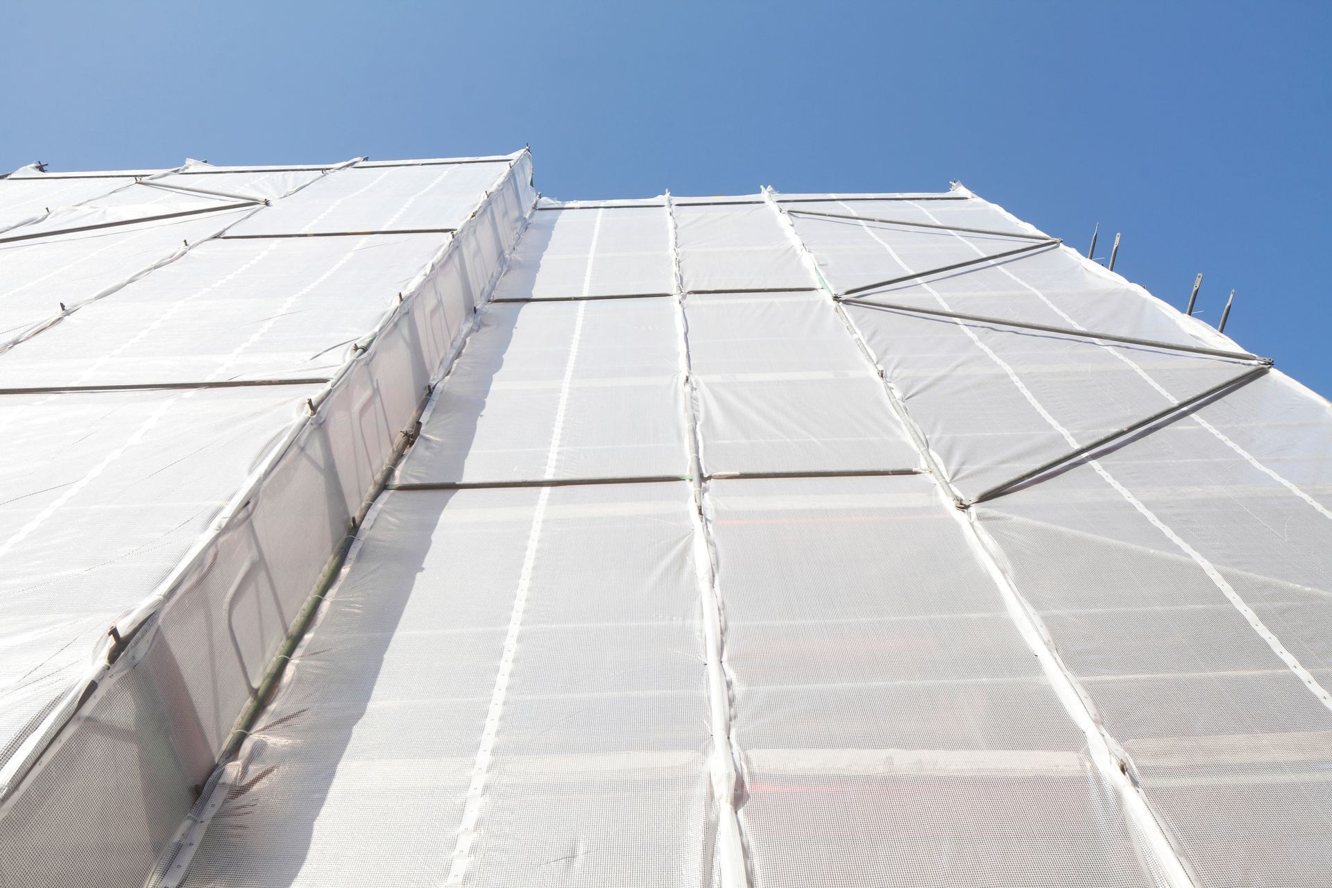 Une protection blanche sur un échafaudage