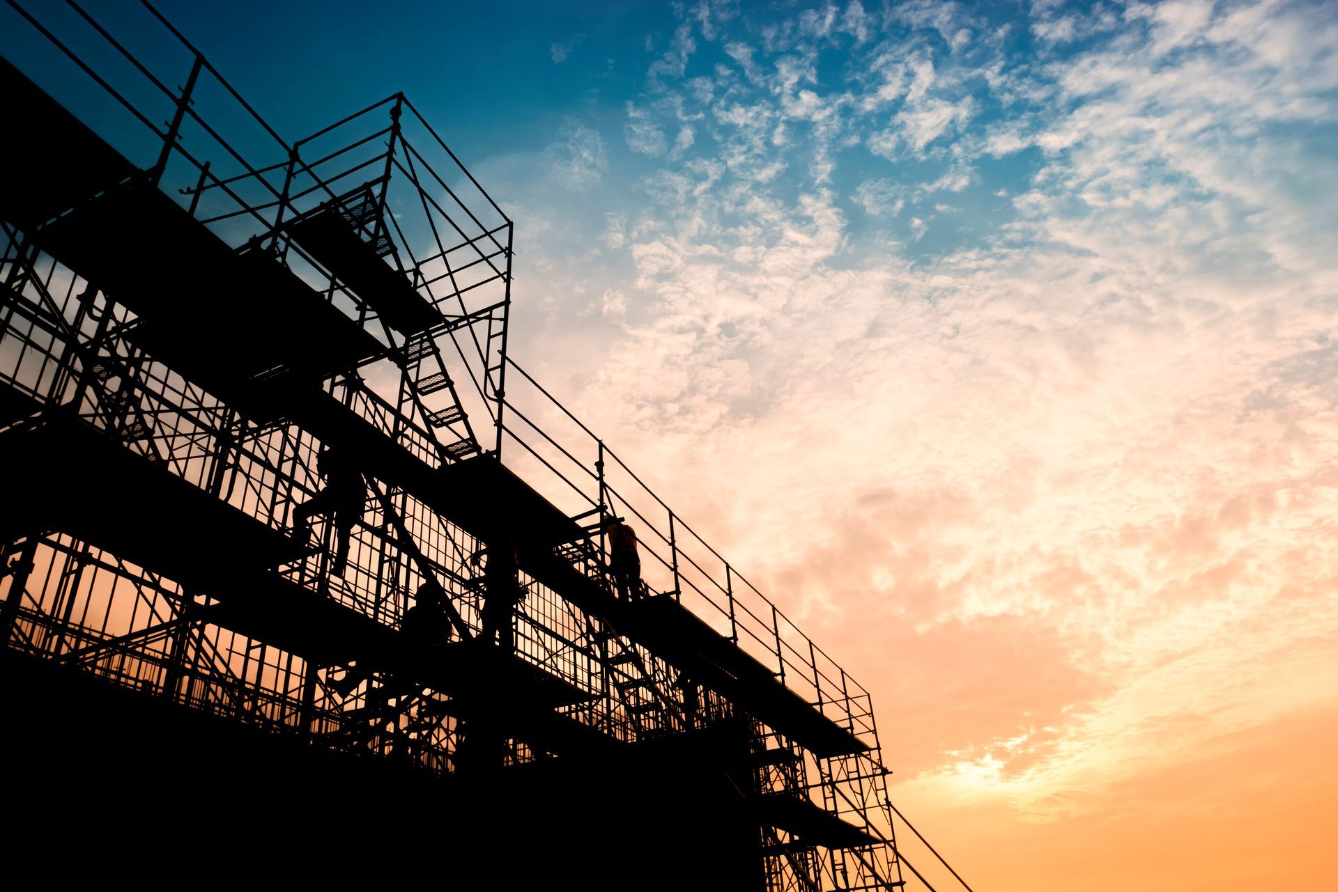 Des échafaudages sous un coucher de soleil