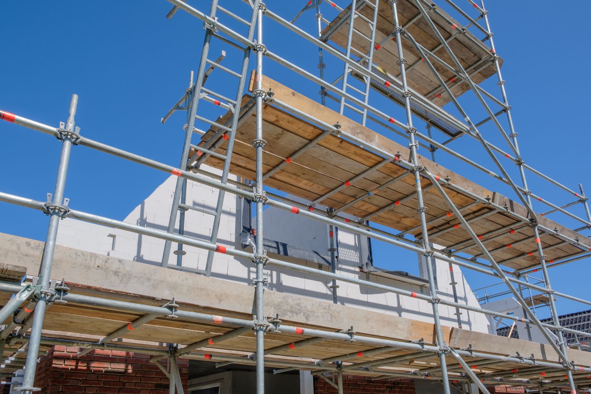 Des échafaudages avec des plaques en bois