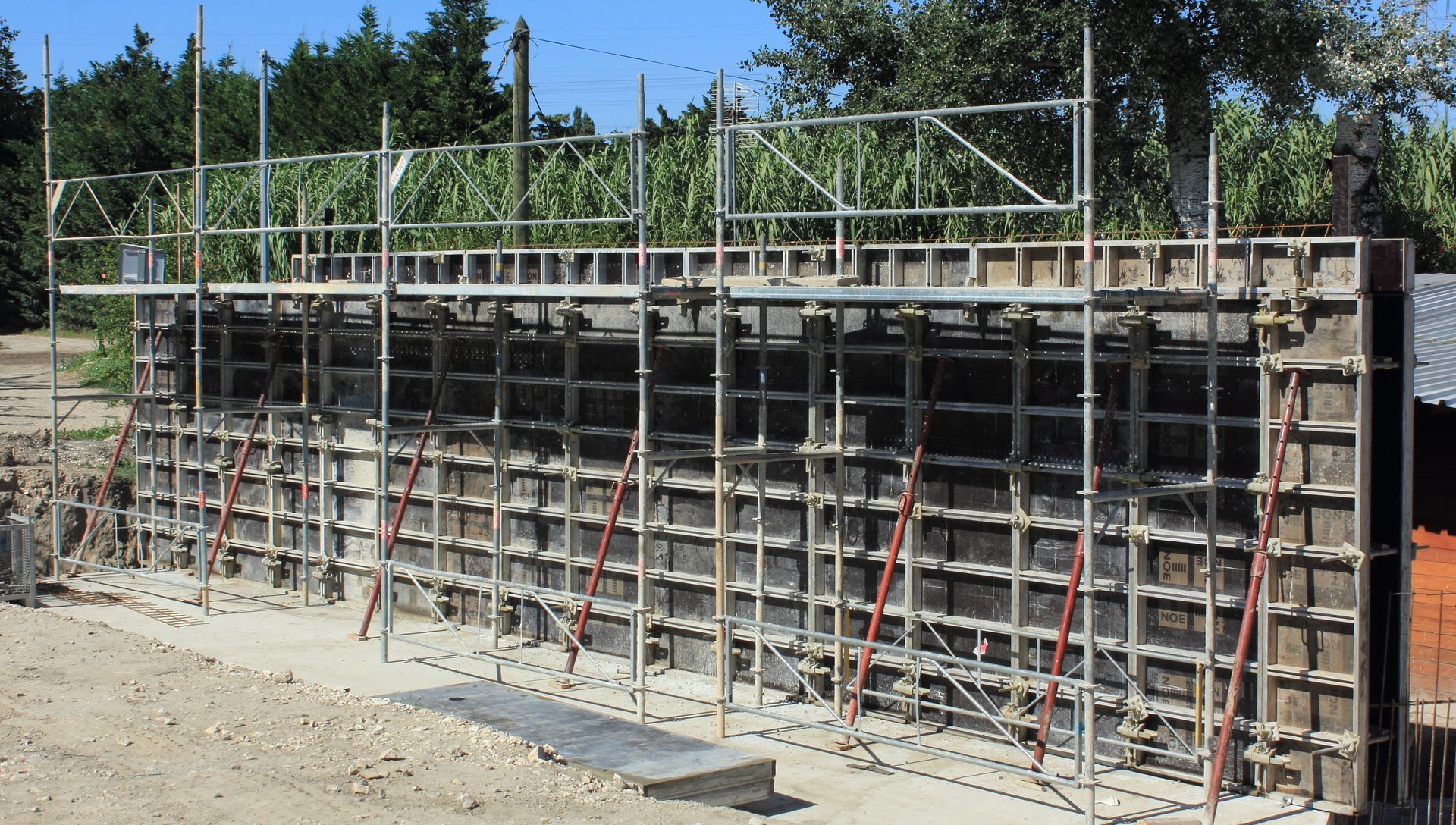 Des échafaudages sur une structure