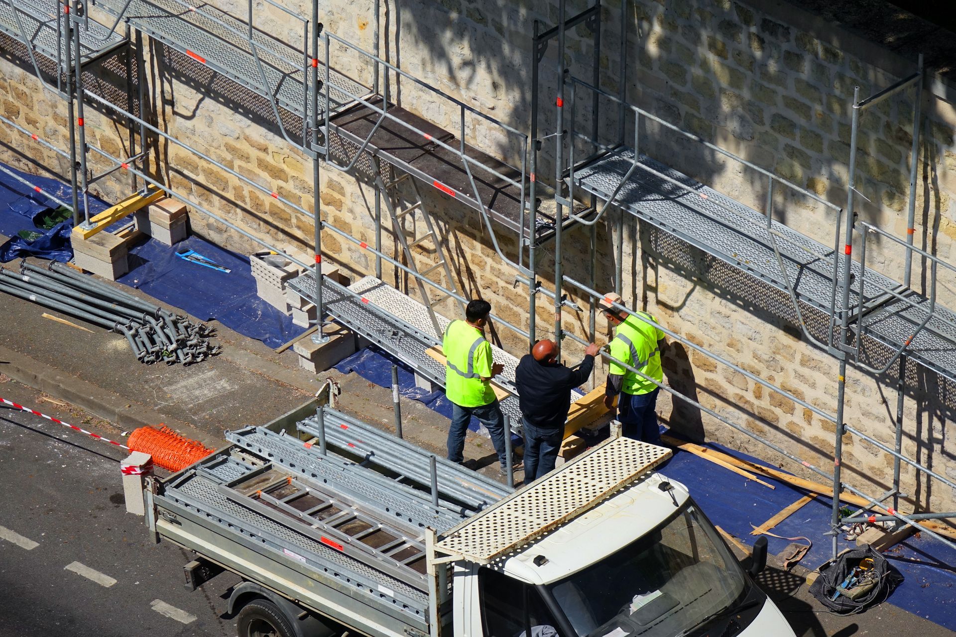 Des ouvriers démontant un échafaudage