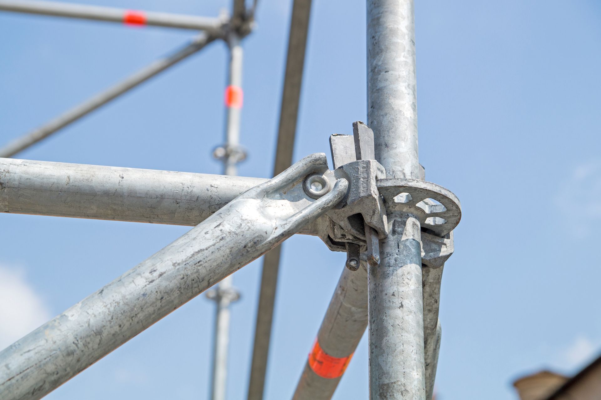 Un échafaudage mobile monté