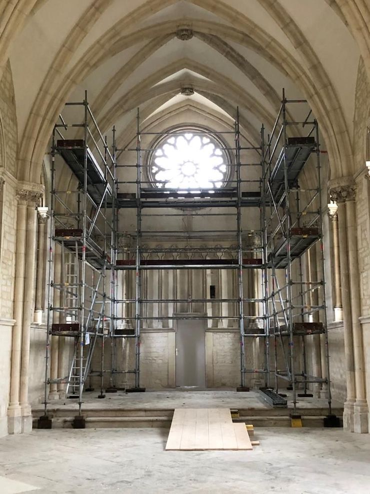 Une église avec des échafaudages à l'intérieur