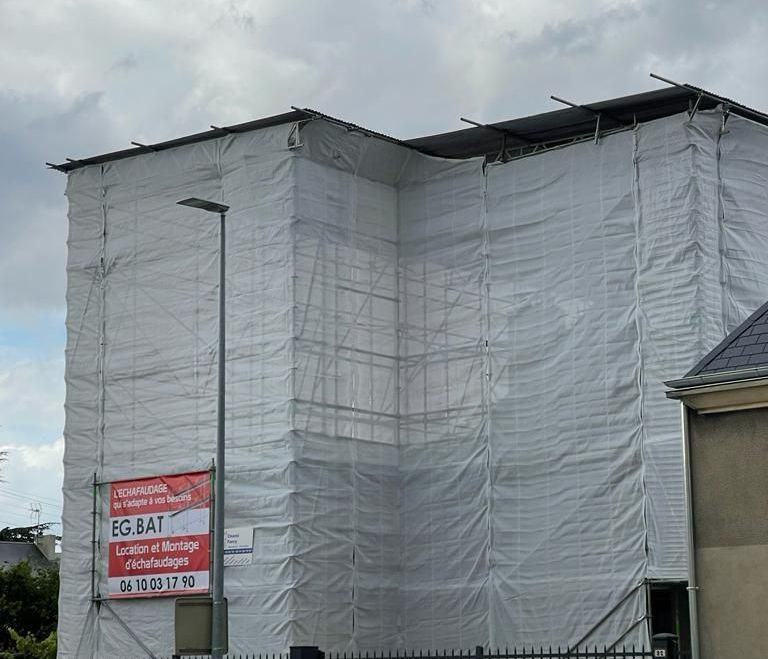 Une pancarte rouge sur un échafaudage