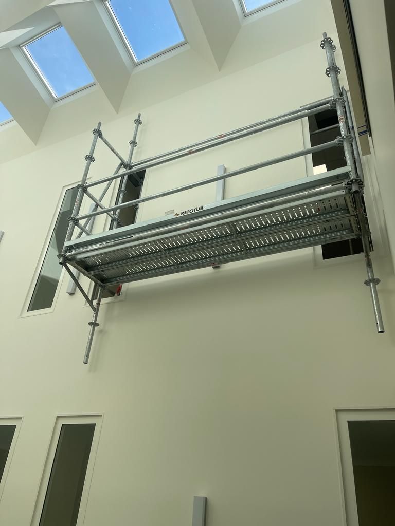 Un échafaudage mobile pour des travaux dans une école