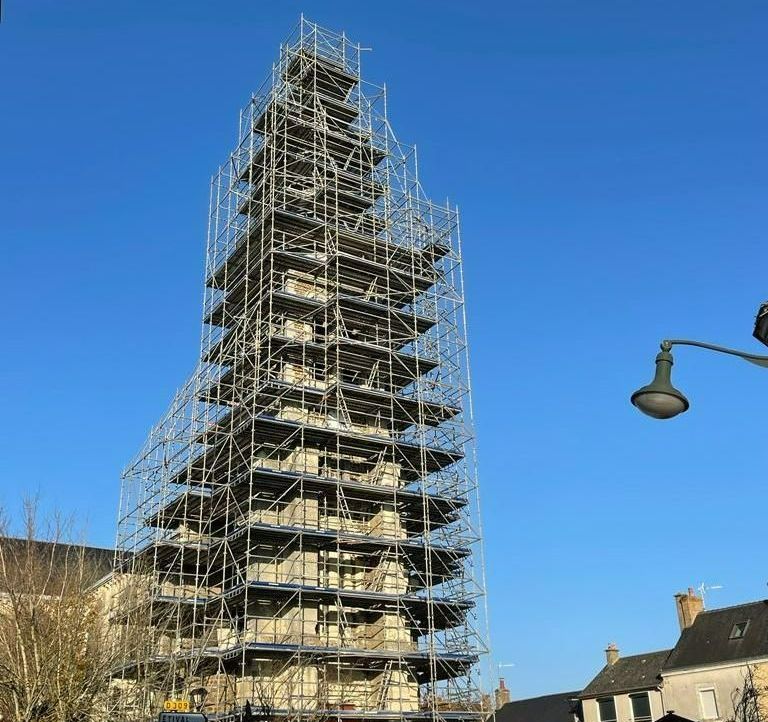 Une tour avec des échafaudages