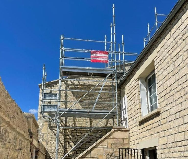 Un échafaudage sur un mur en pierre