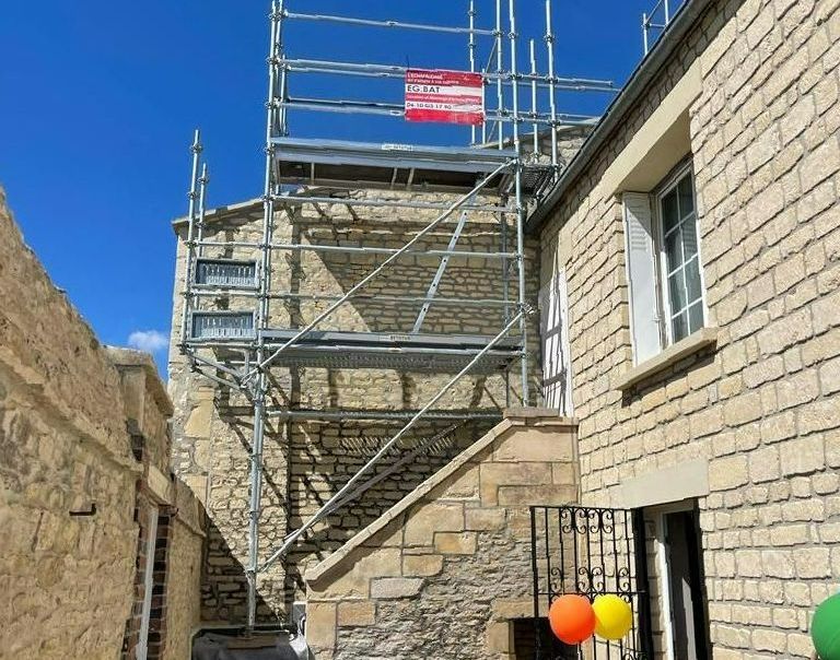 Des ballons accrochés à un portail