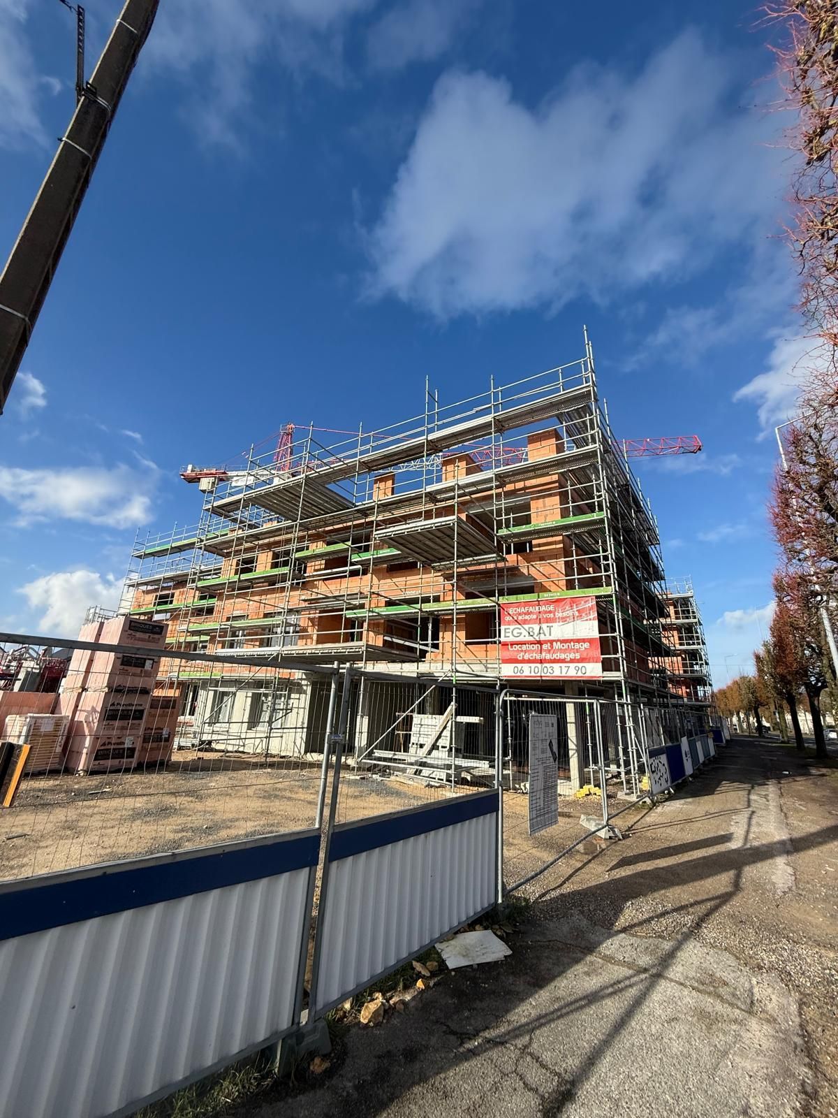 Un travailleur sur un échafaudage