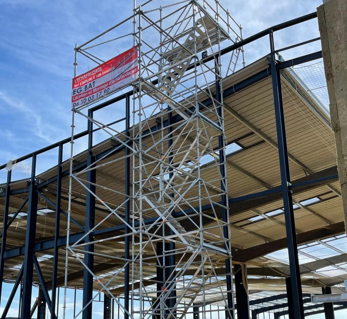 Une tour d'accès grise