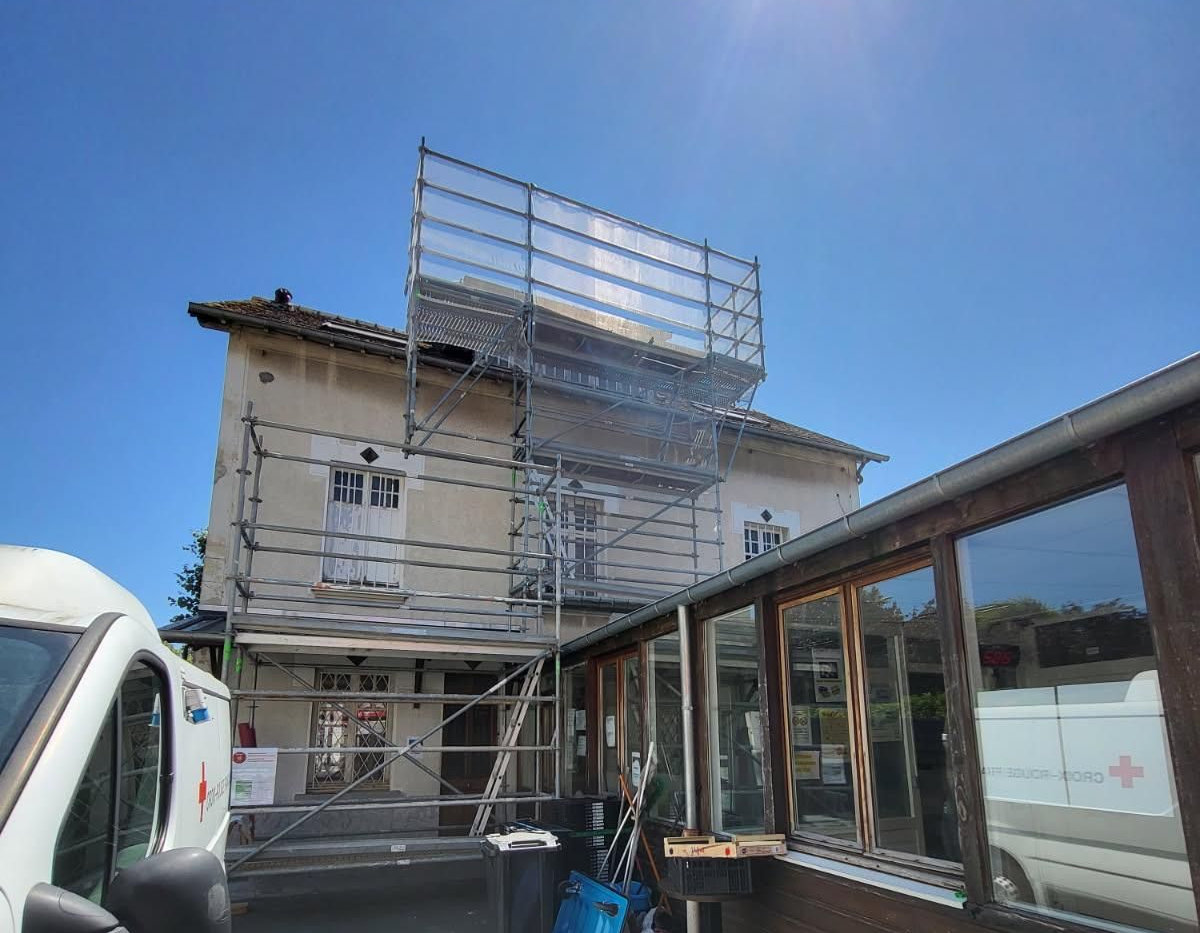 Un bâtiment avec une façade blanche