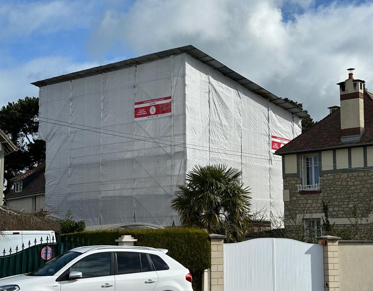 Un échafaudage avec une protection