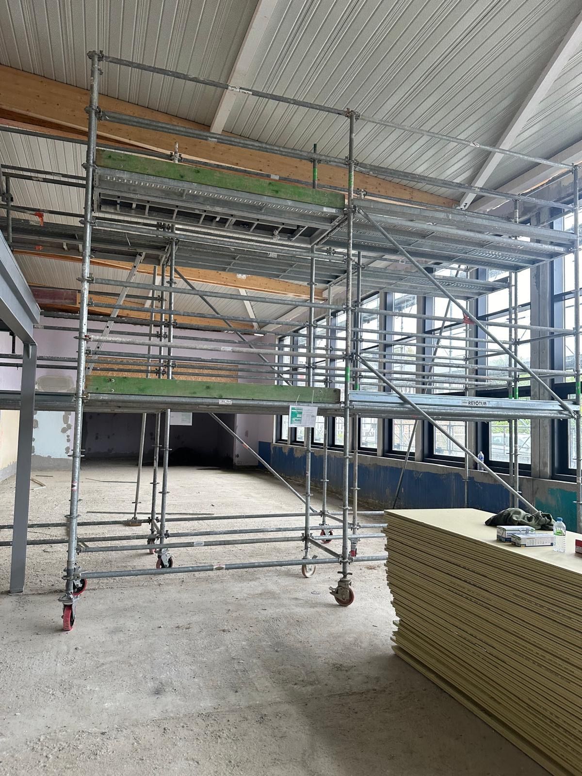 Un échafaudage mobile
