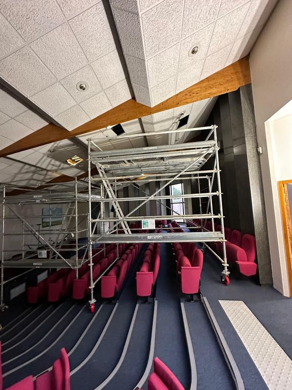 Des échafaudages roulants