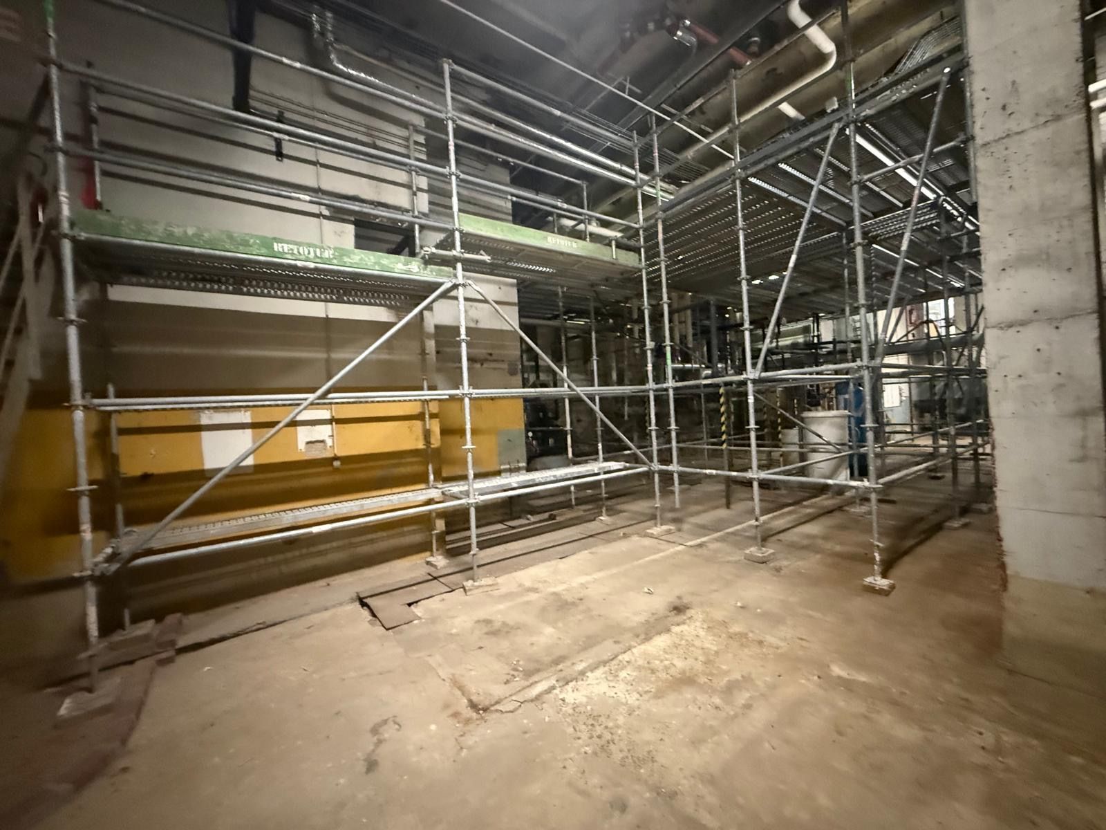 Un échafaudage gris