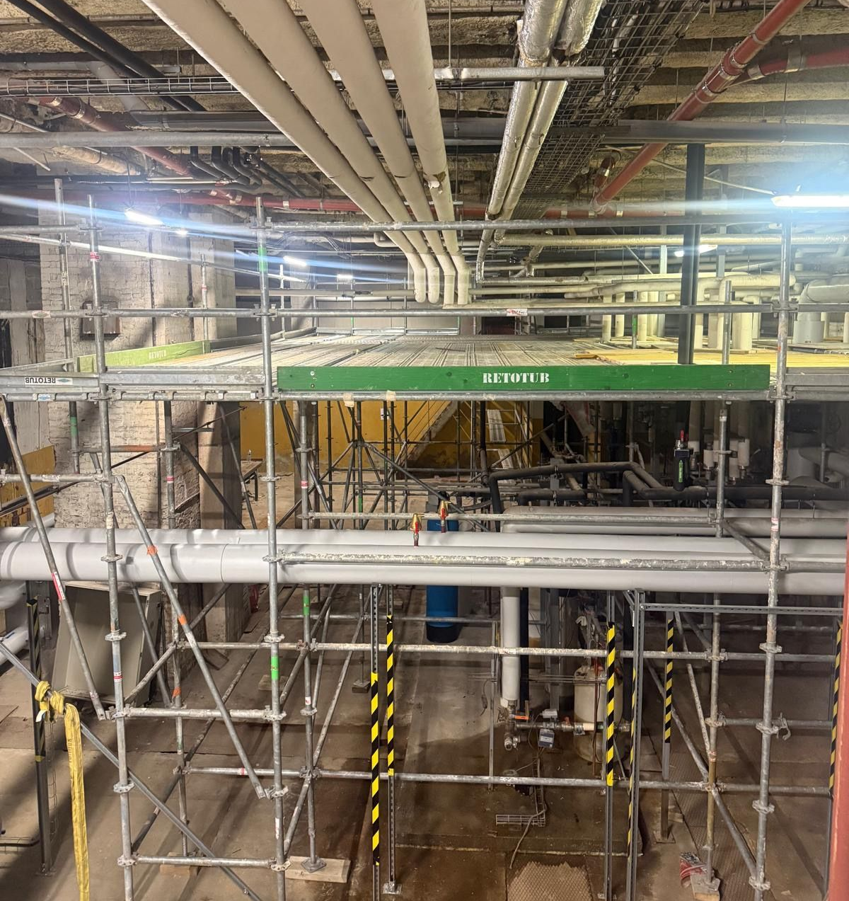 Un bâtiment avec des voitures devant