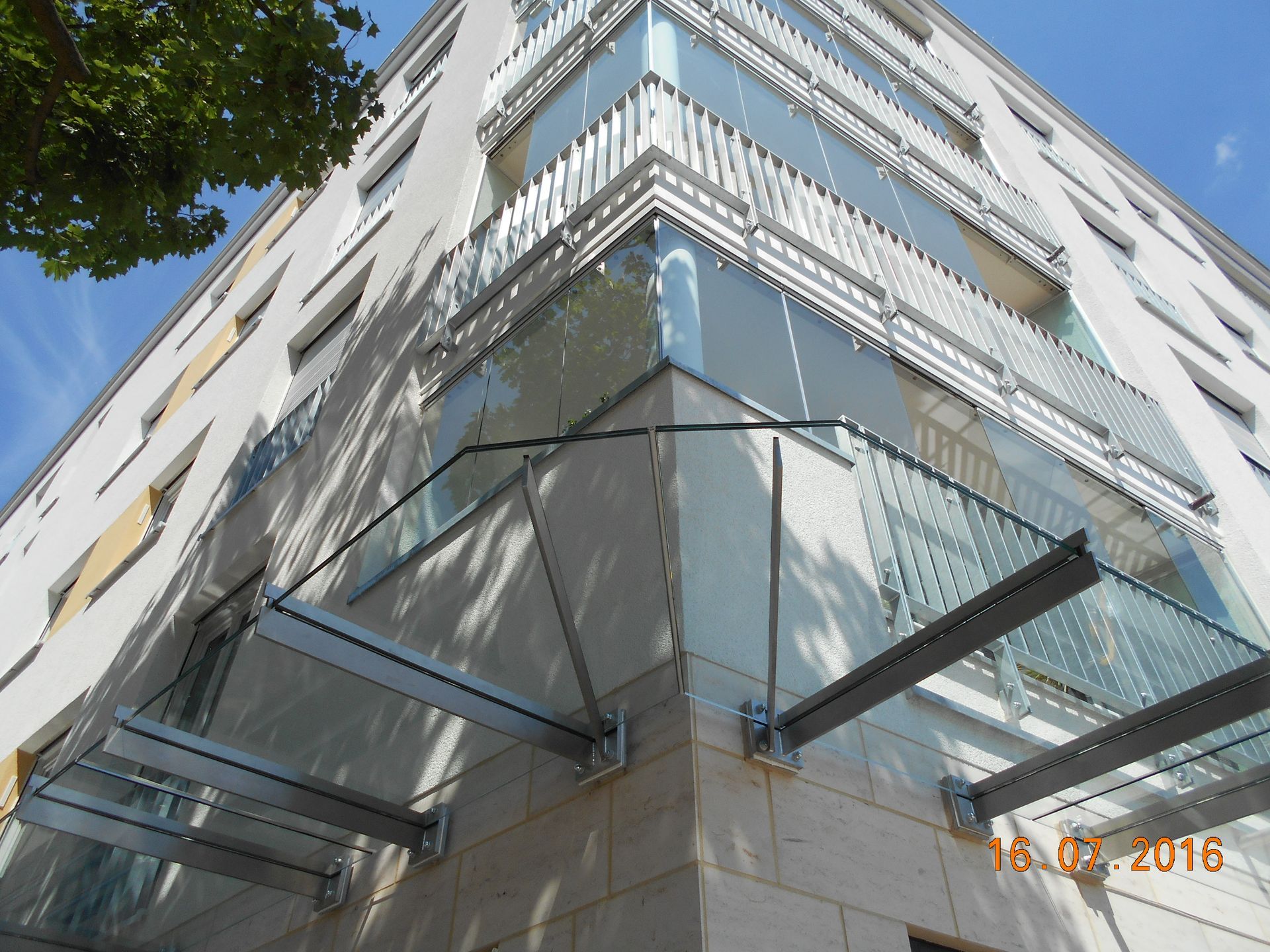 Müller Schlosserei & Metallbau OHG, Vordach um Häuserecke