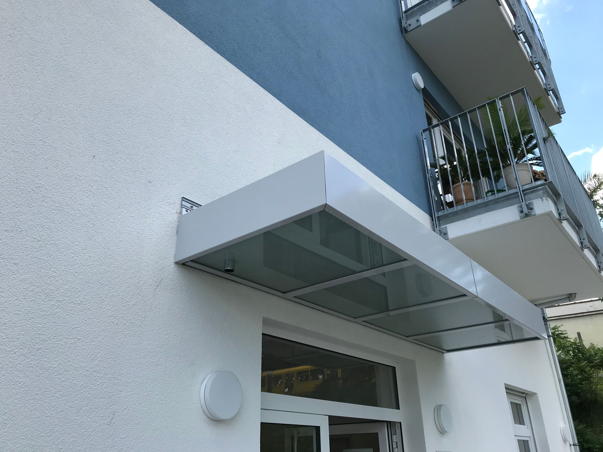 Müller Schlosserei & Metallbau OHG, Vordach eines weiß gestrichenen Hauses