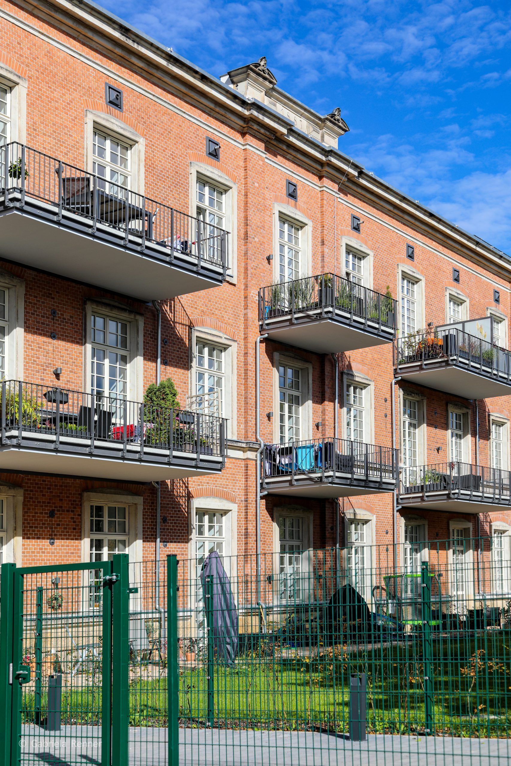 Müller Schlosserei & Metallbau OHG, sechs Balkone an orangem Haus