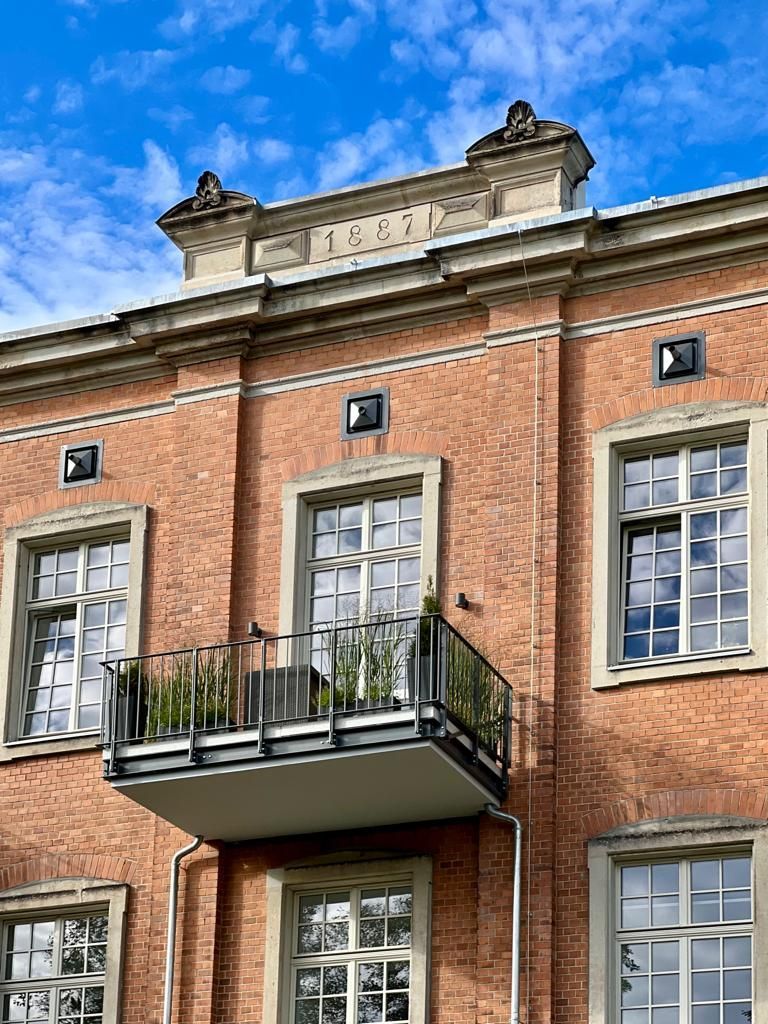 Müller Schlosserei & Metallbau OHG, Balkon an orangem Haus