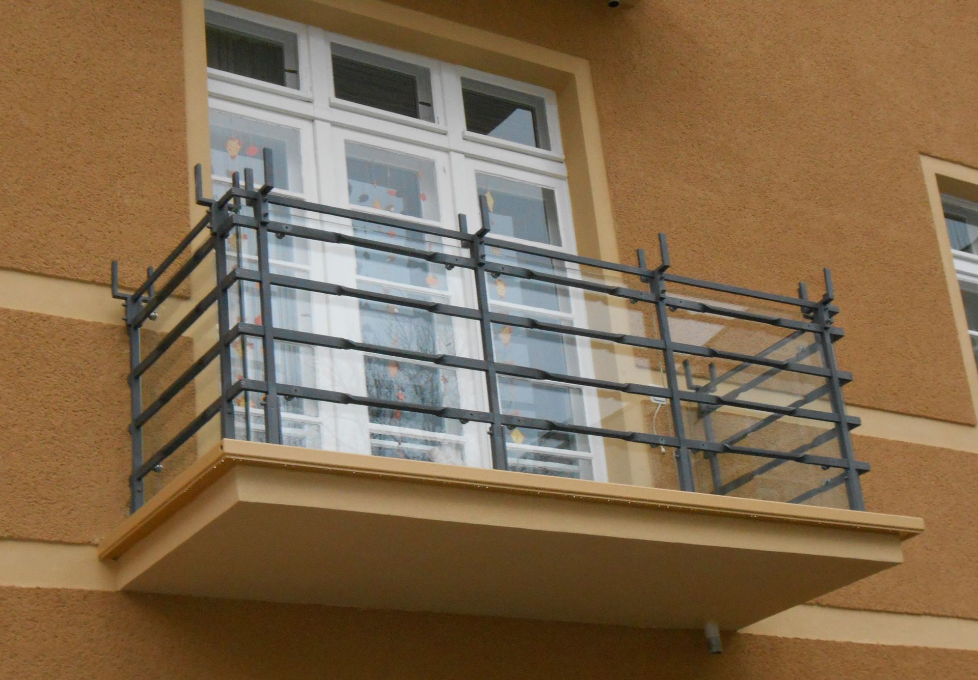 Müller Schlosserei & Metallbau OHG, Stahlbalkon an orangem Haus