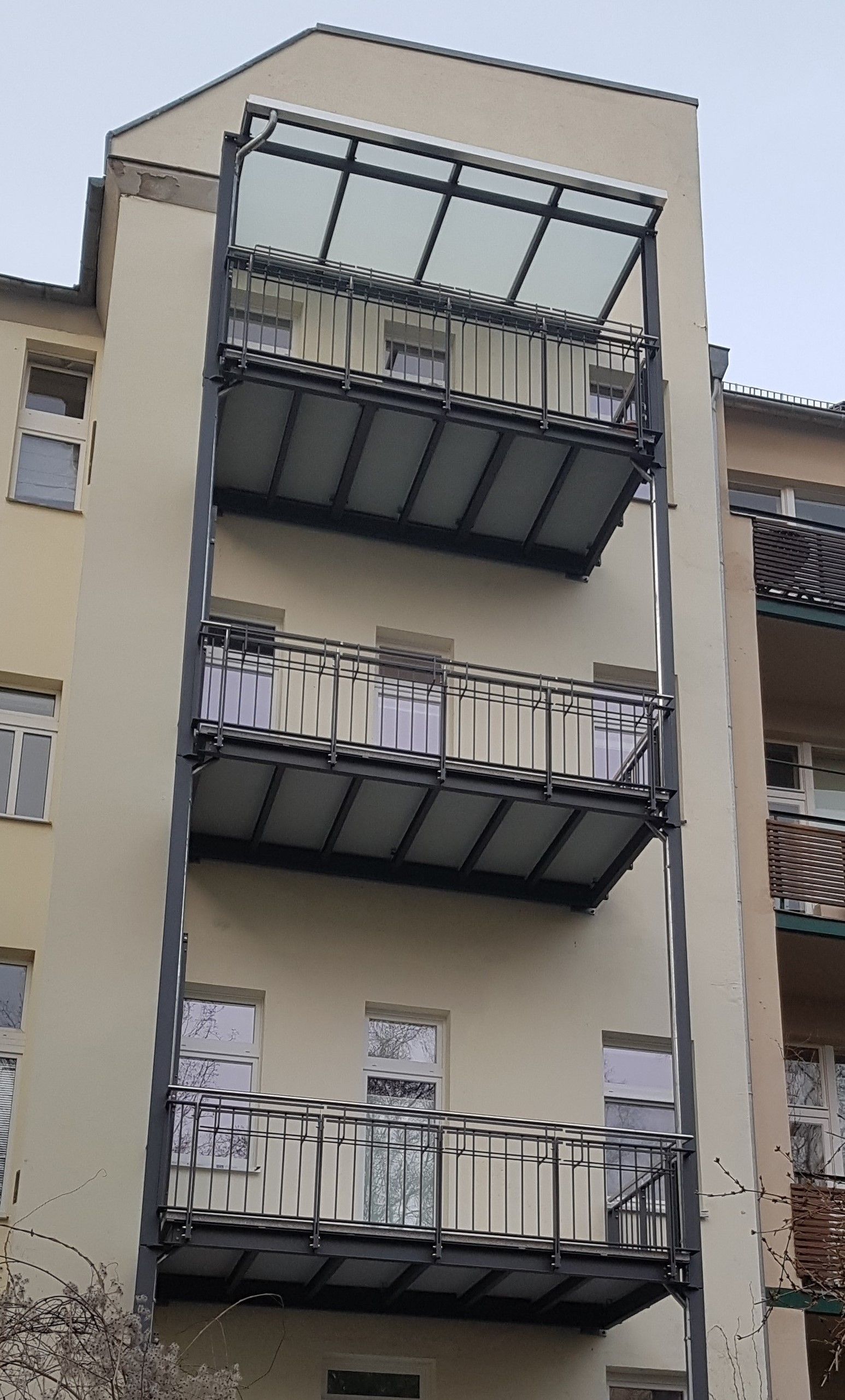 Müller Schlosserei & Metallbau OHG, drei Stahlbalkone