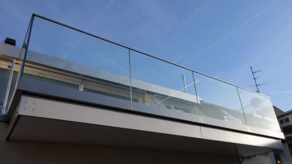 Müller Schlosserei & Metallbau OHG, Balkon mit Glas- und Stahlgeländer