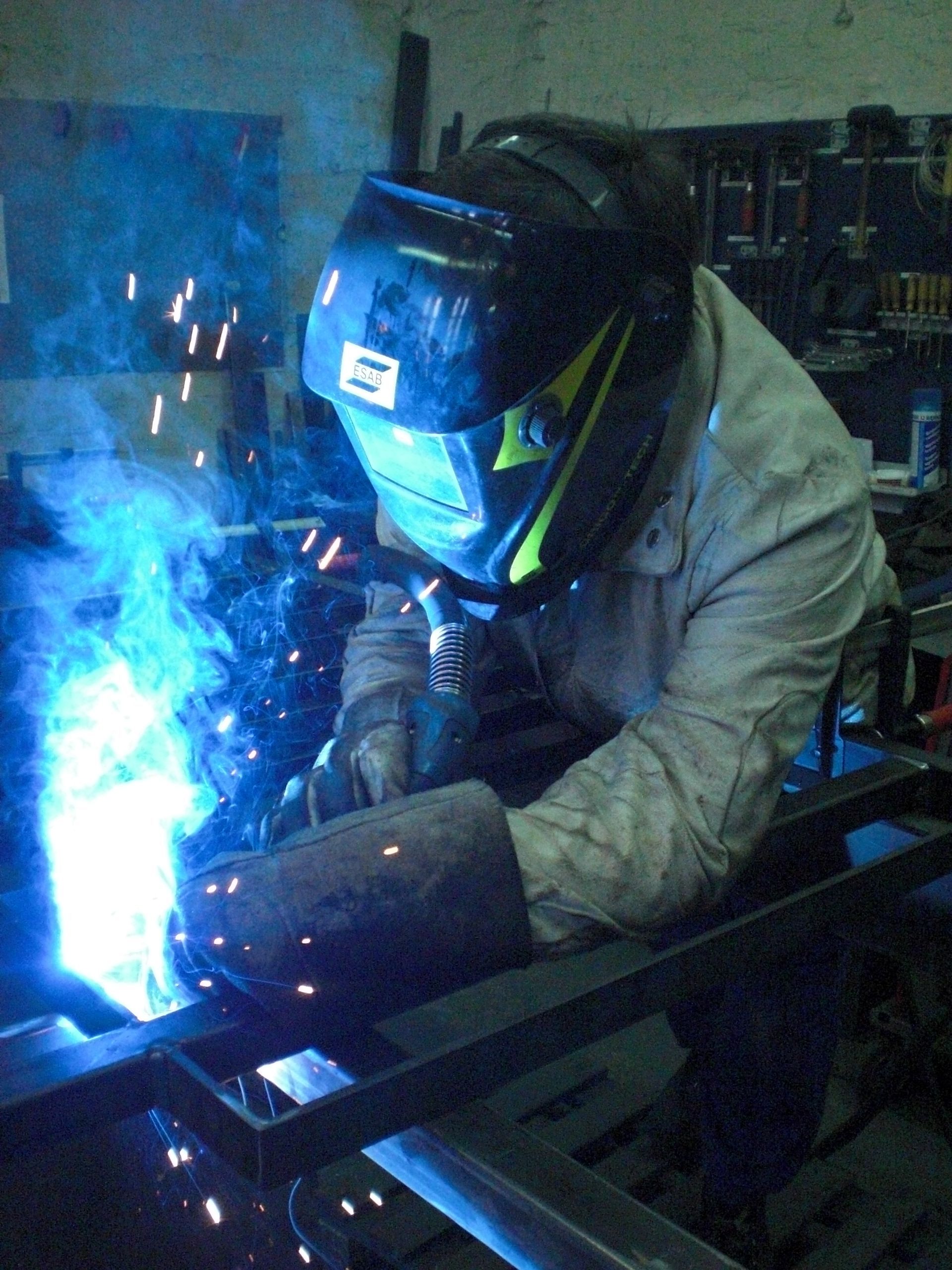 Müller Schlosserei & Metallbau OHG, Mitarbeiter mit Metallwerkzeug und sprühenden Funken