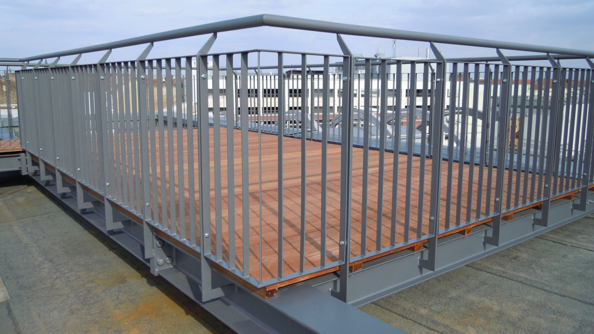 Müller Schlosserei & Metallbau OHG, Holzterrasse mit Geländer