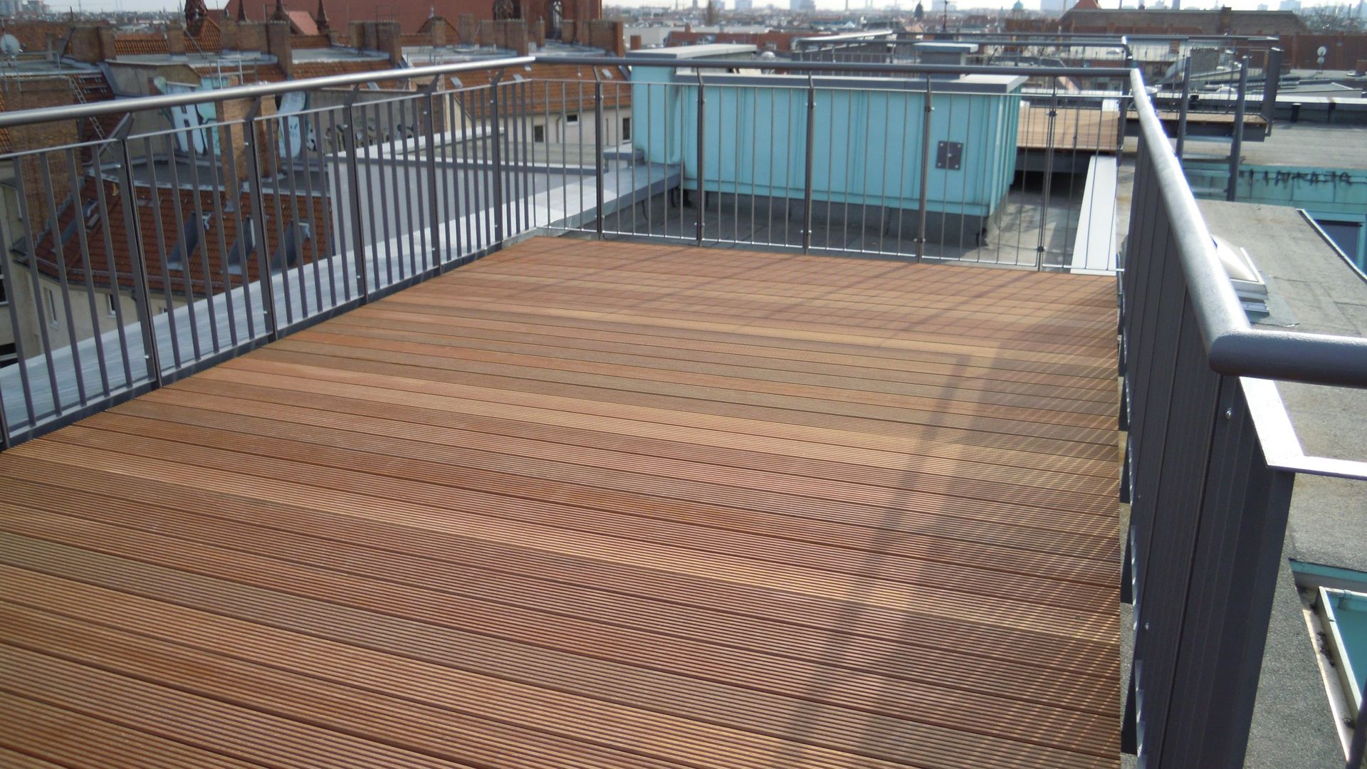 Müller Schlosserei & Metallbau OHG, Holzterrasse mit Geländer