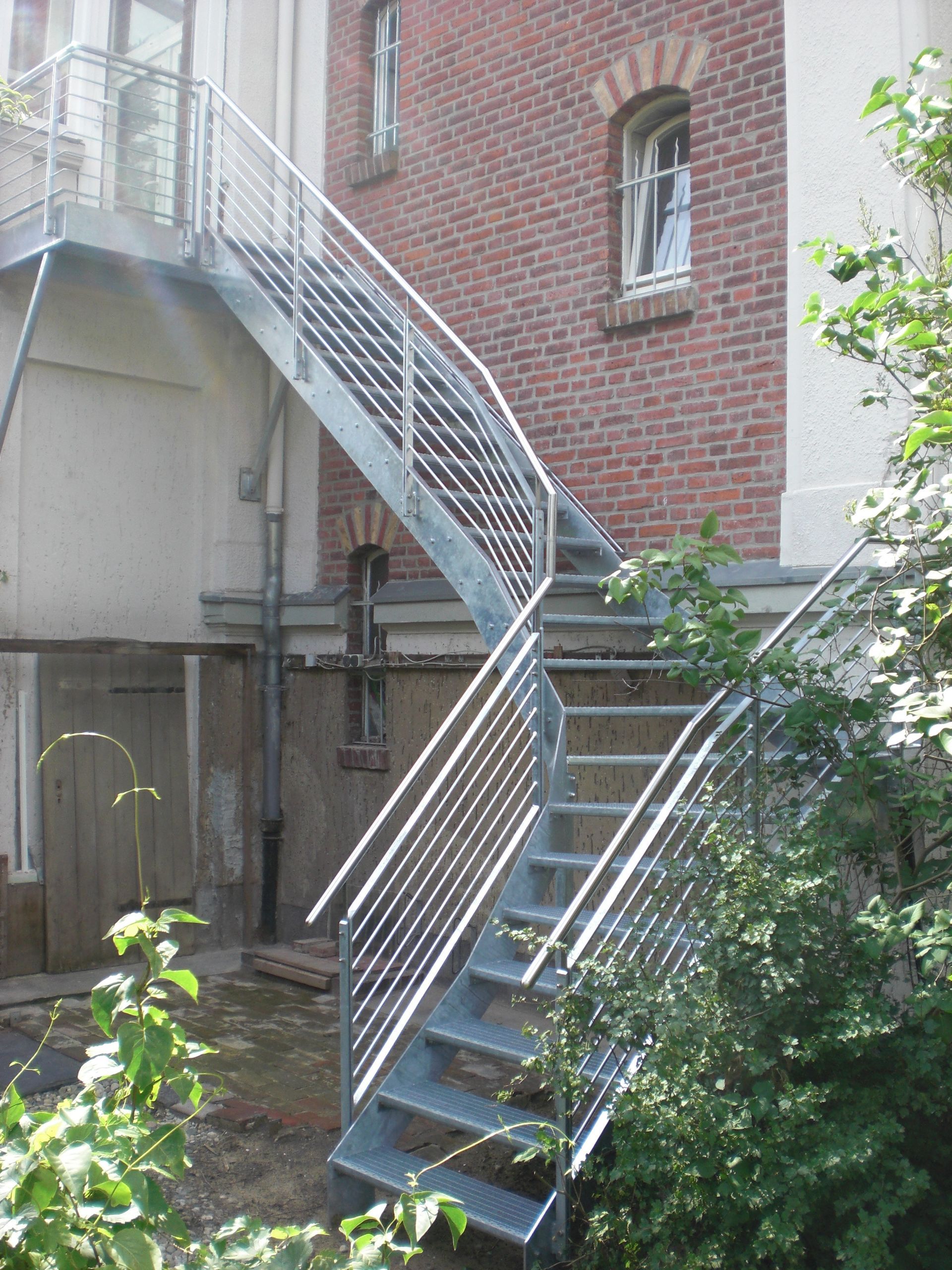 Müller Schlosserei & Metallbau OHG, Hauszugang mit Treppe