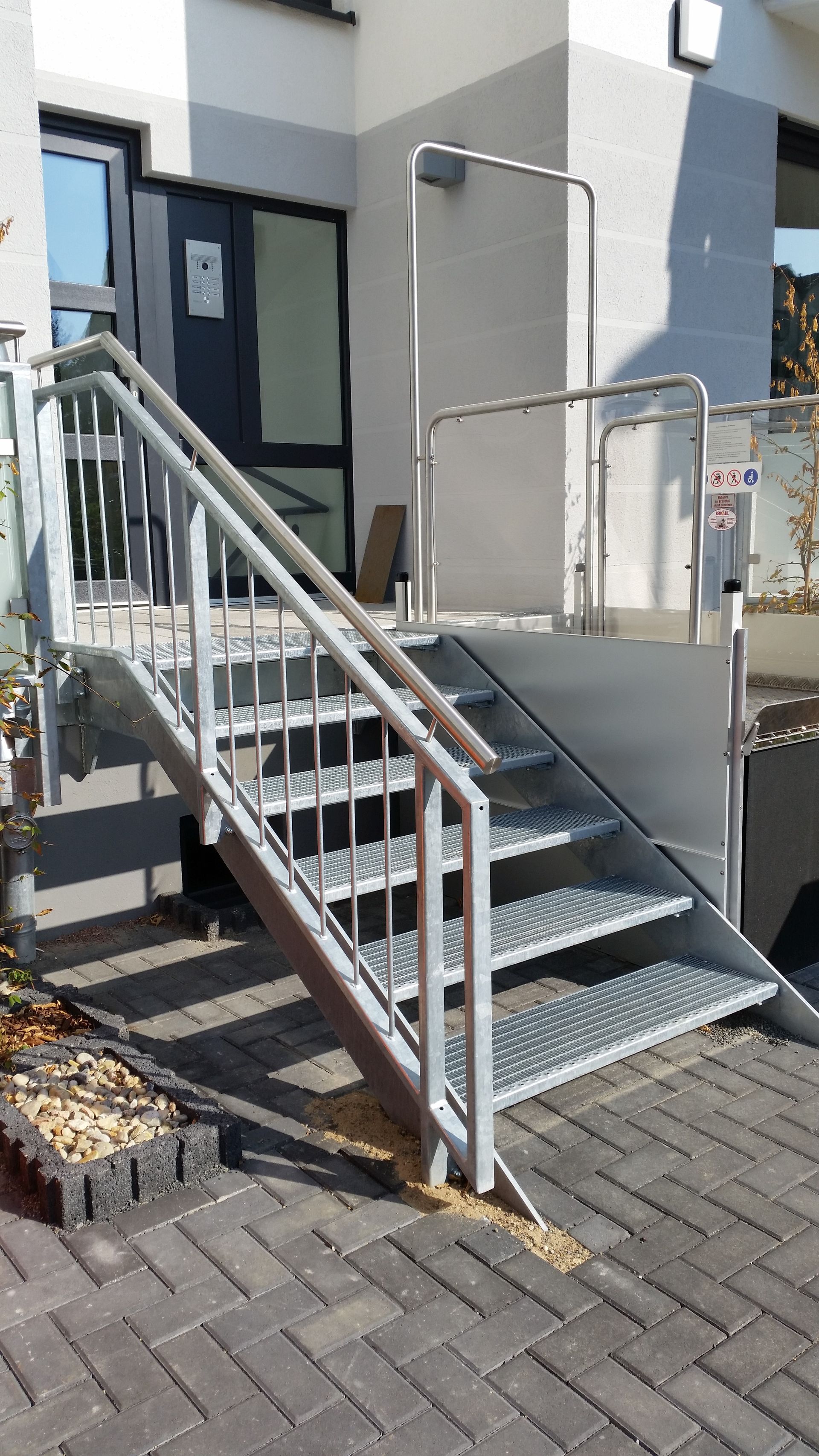 Müller Schlosserei & Metallbau OHG, Hauszugang mit Treppe