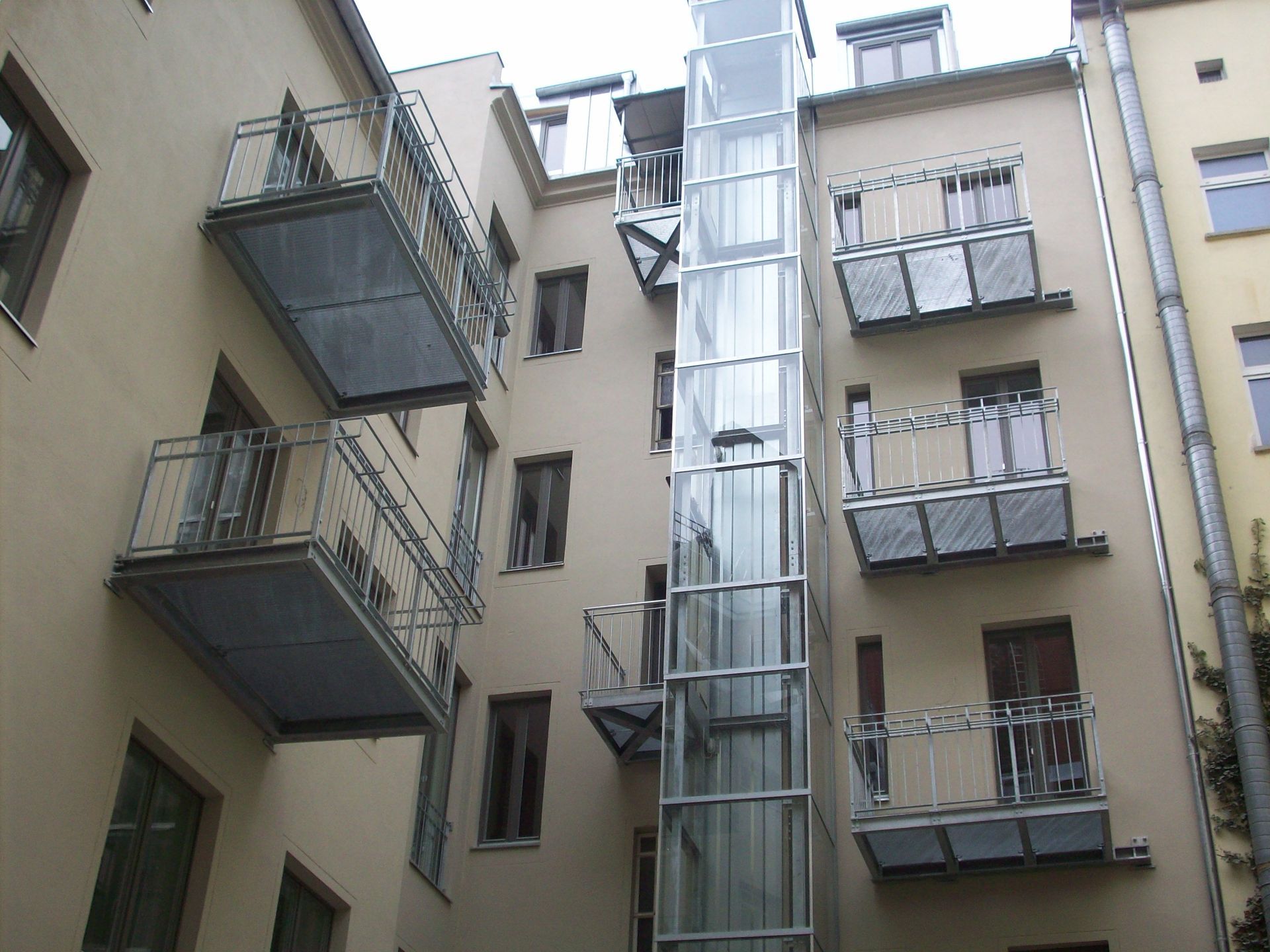 Müller Schlosserei & Metallbau OHG, Wohnhaus mit Stahlbalkonen