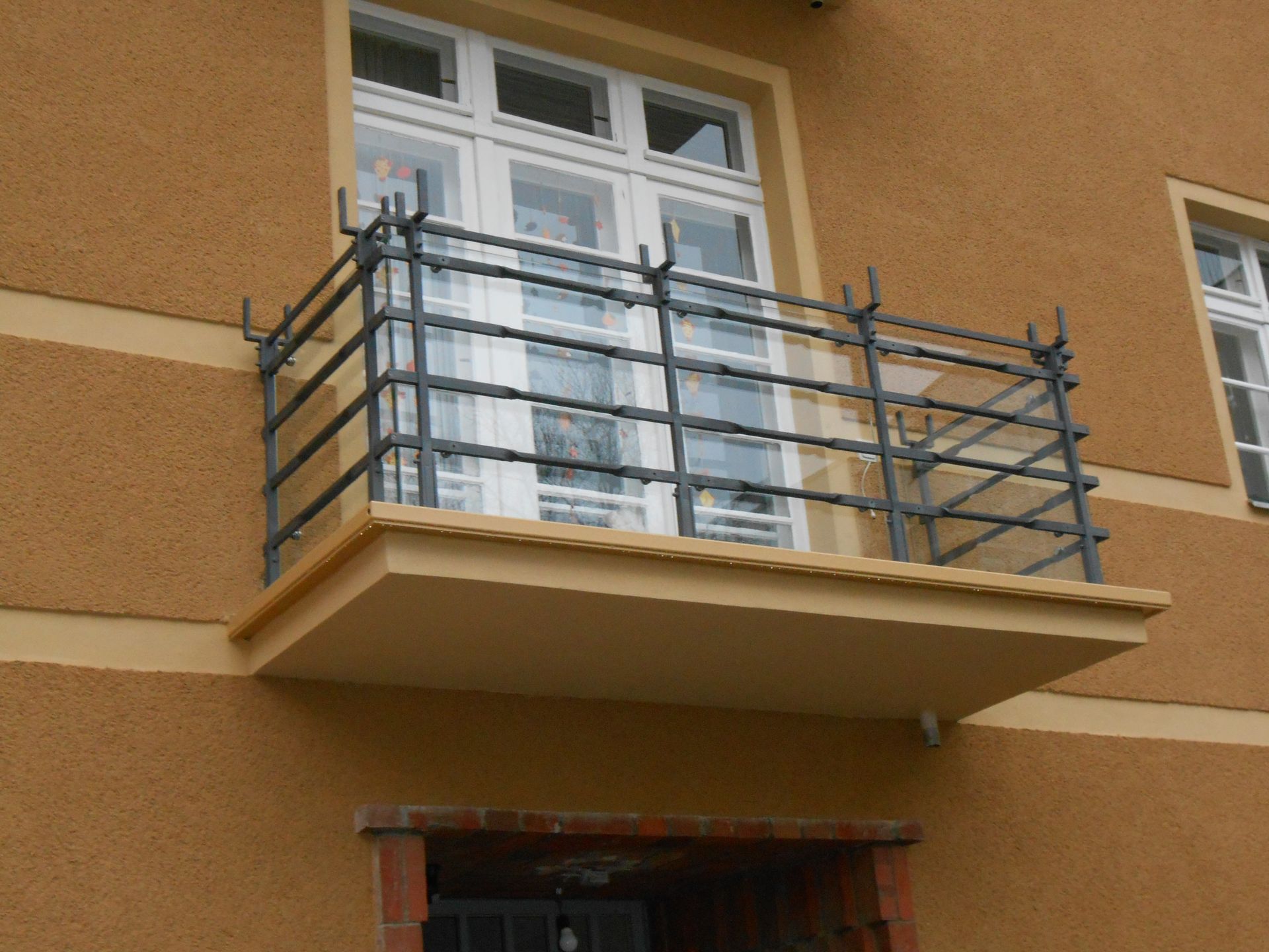 Müller Schlosserei & Metallbau OHG, Balkongeländer an orangem Haus