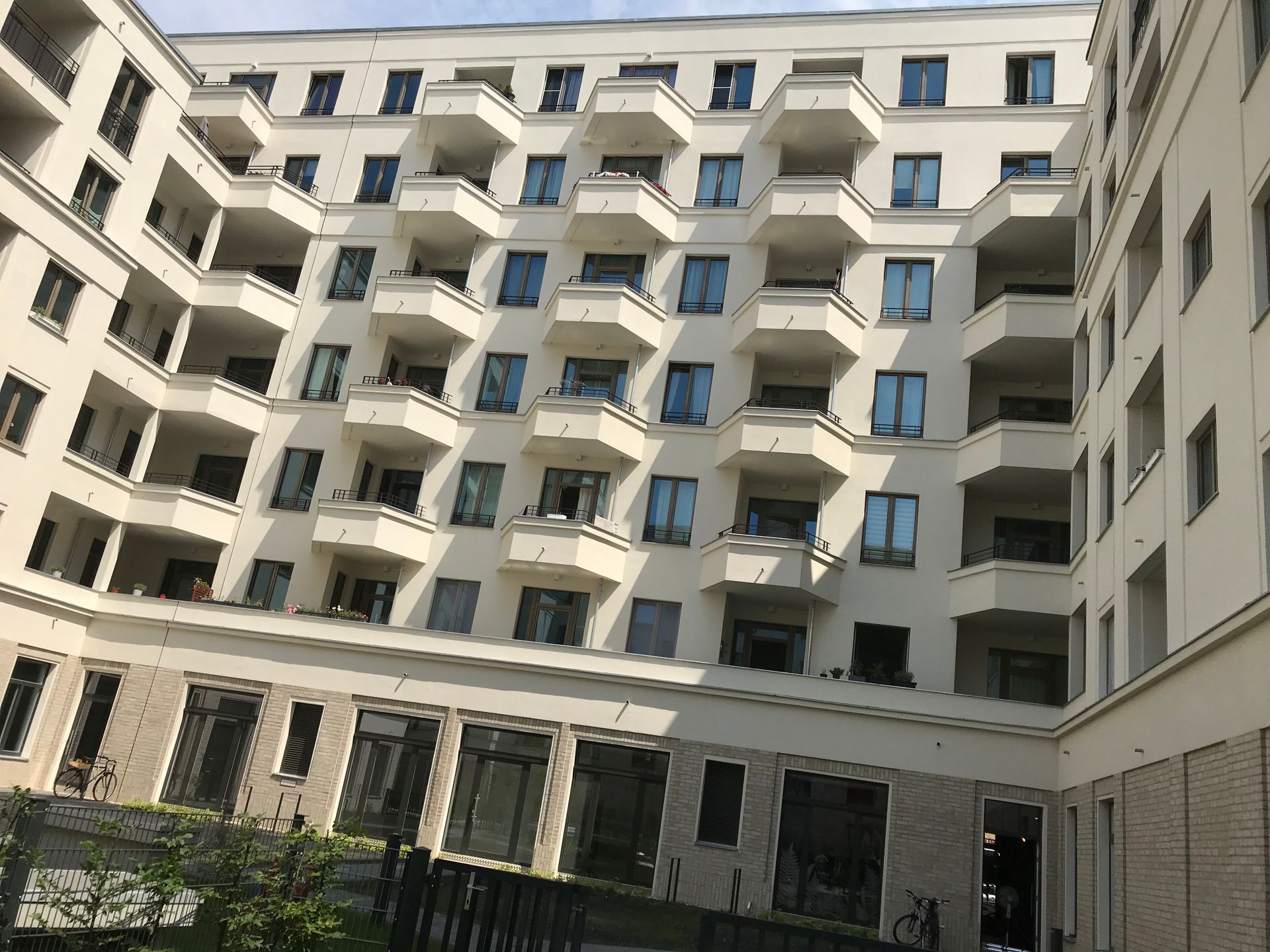 Müller Schlosserei & Metallbau OHG, mehrstöckiges Wohnhaus mit Balkongeländer