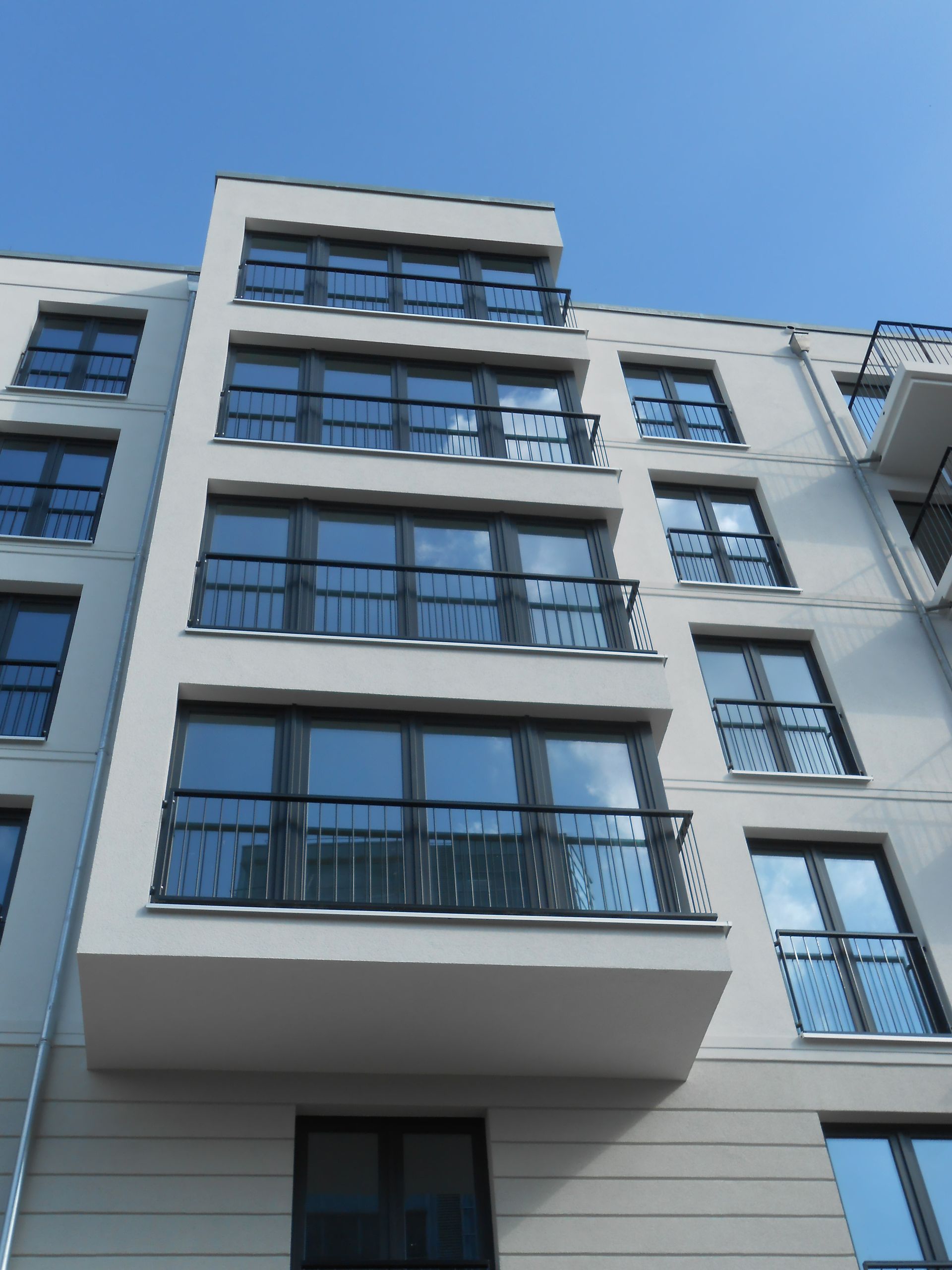 Müller Schlosserei & Metallbau OHG, Geländer an weißem Haus