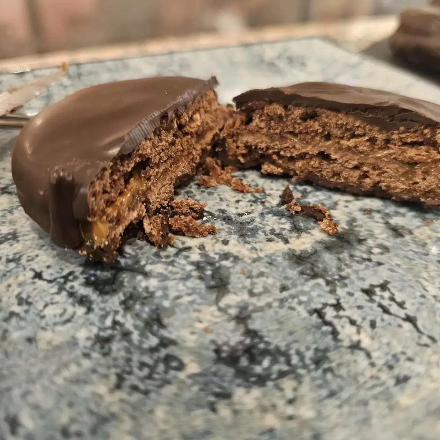 Una galleta de chocolate con un mordisco