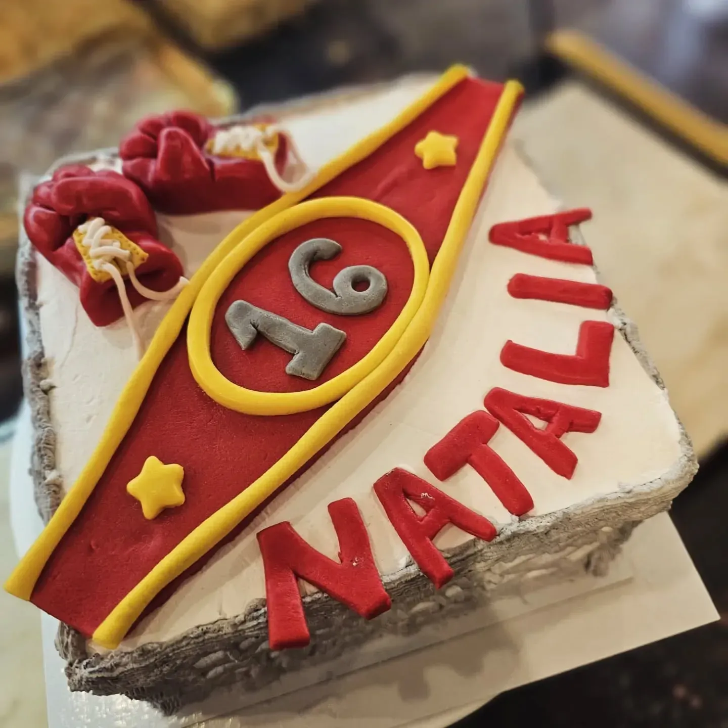 Un pastel con el nombre de Natalia.