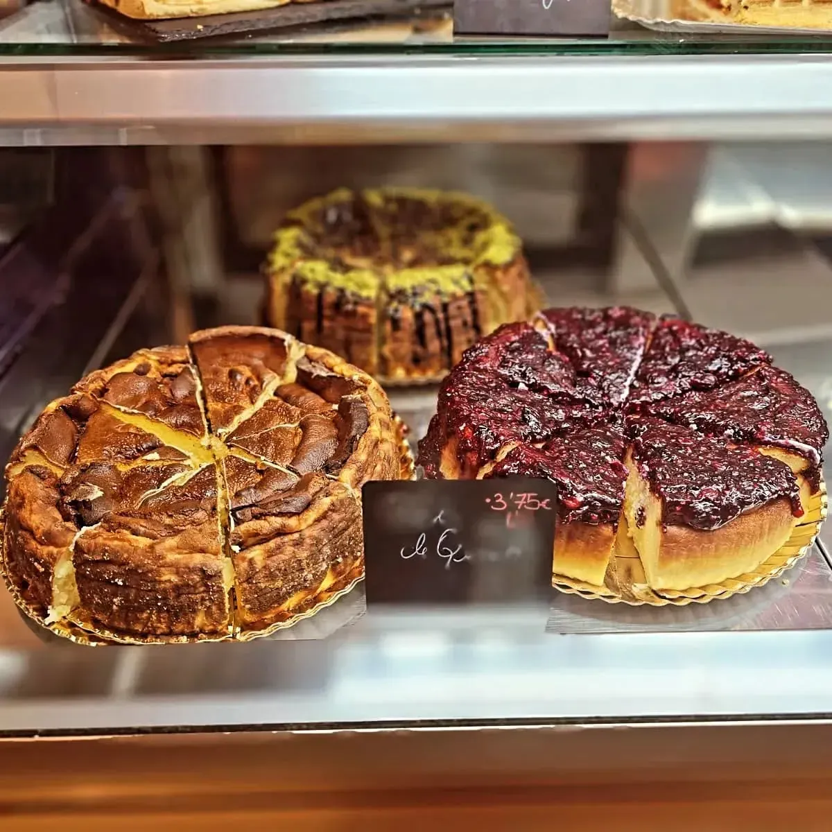 Una vitrina llena de muchos tipos diferentes de pasteles.