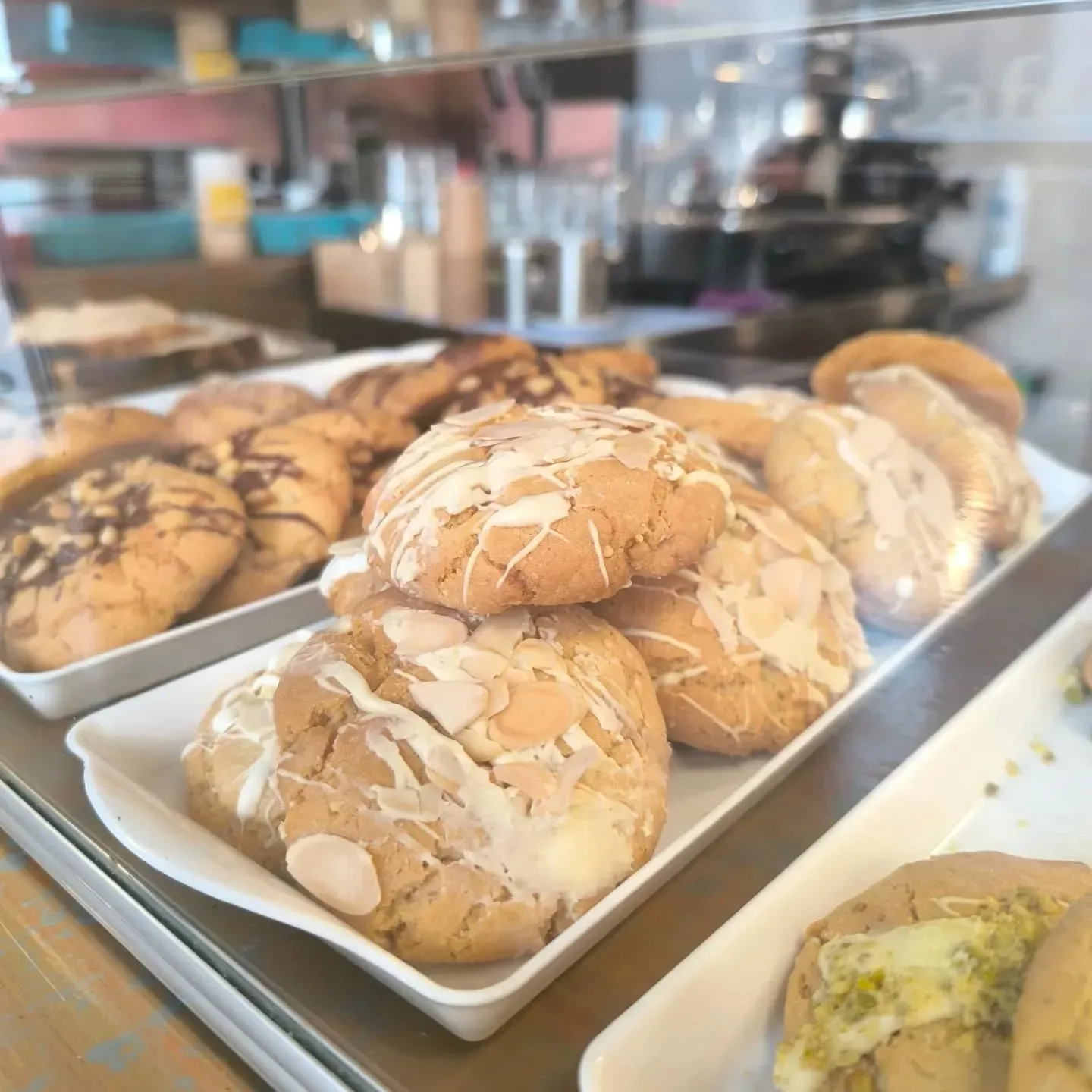 En una panadería se exhiben una variedad de galletas.