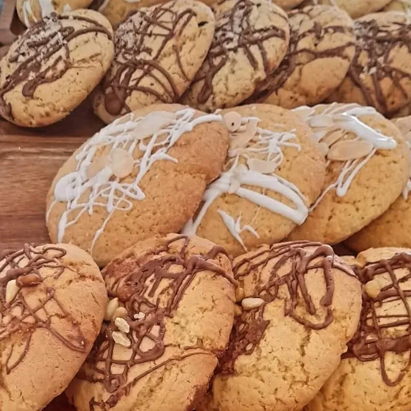 Un montón de galletas con chocolate y glaseado encima.