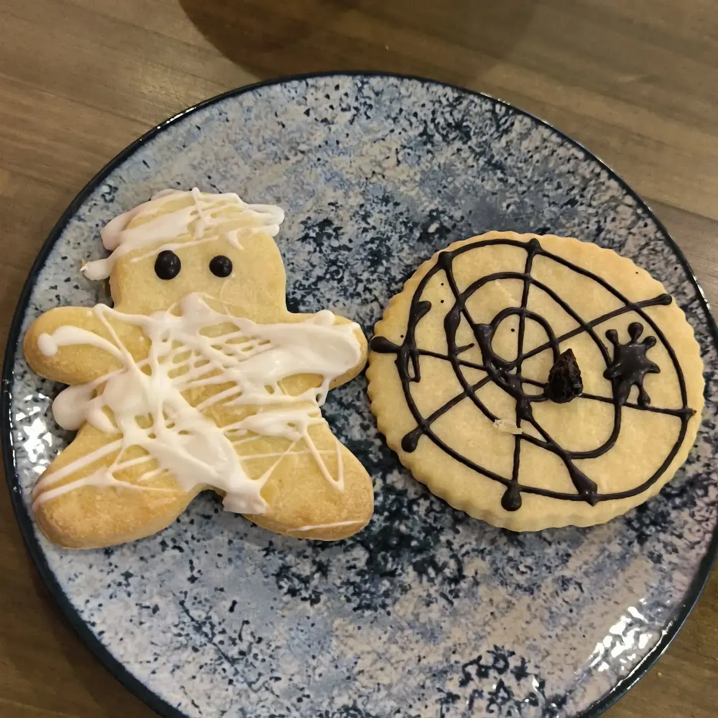 Una galleta de momia y una galleta de araña en un plato