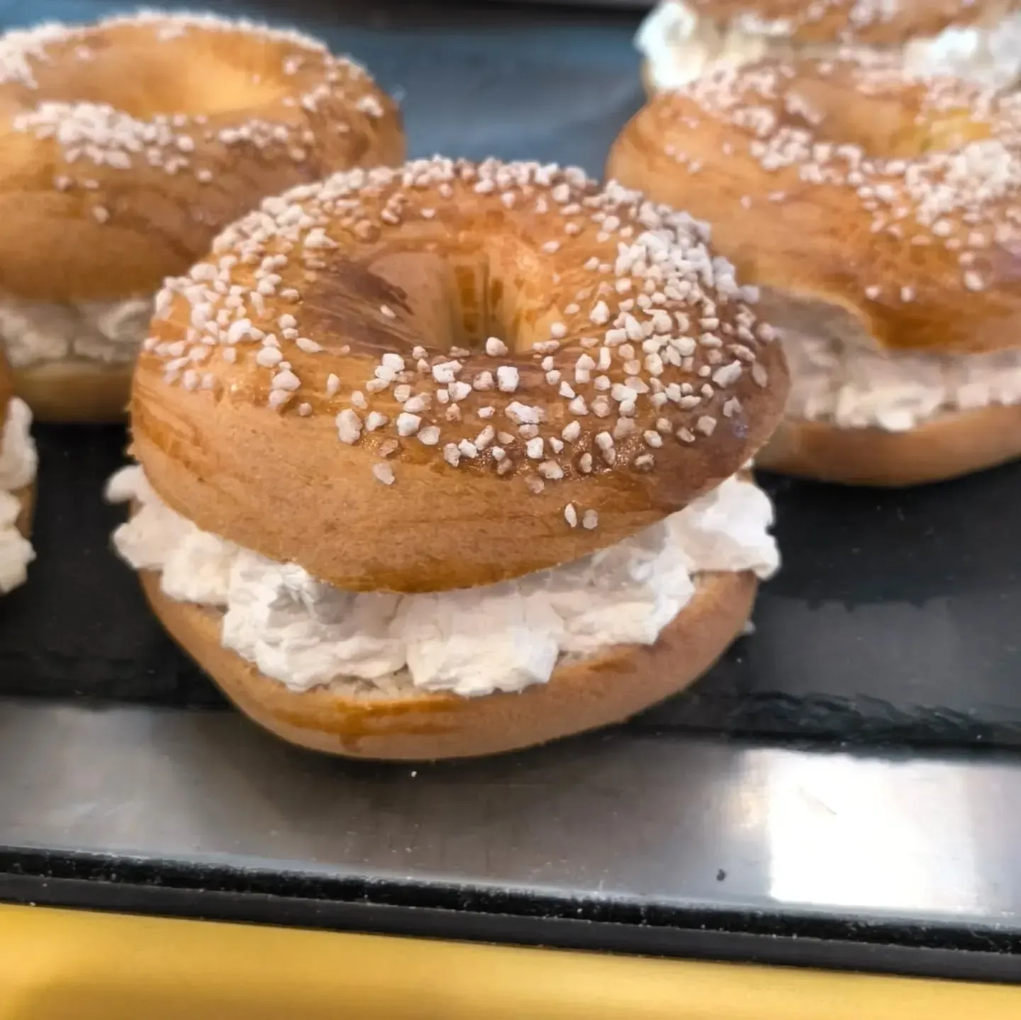 Un montón de bagels con queso crema encima